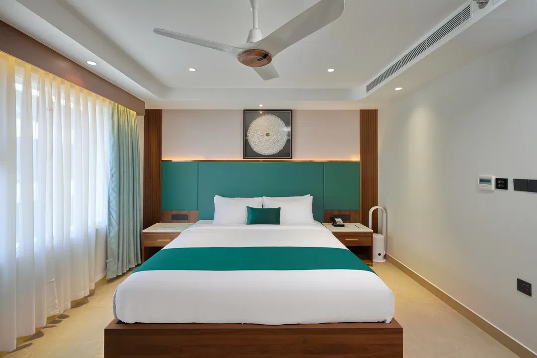 Deluxe King room with king bed and accent wall