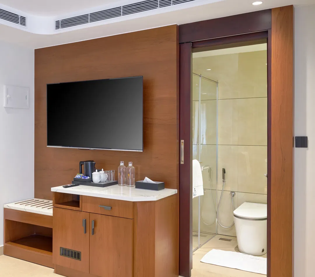 Deluxe King room TV console and bathroom entry
