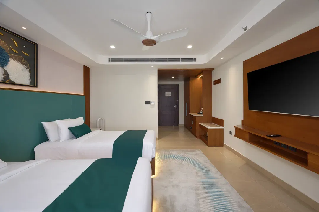 Premium Twin room bathroom and vestibule