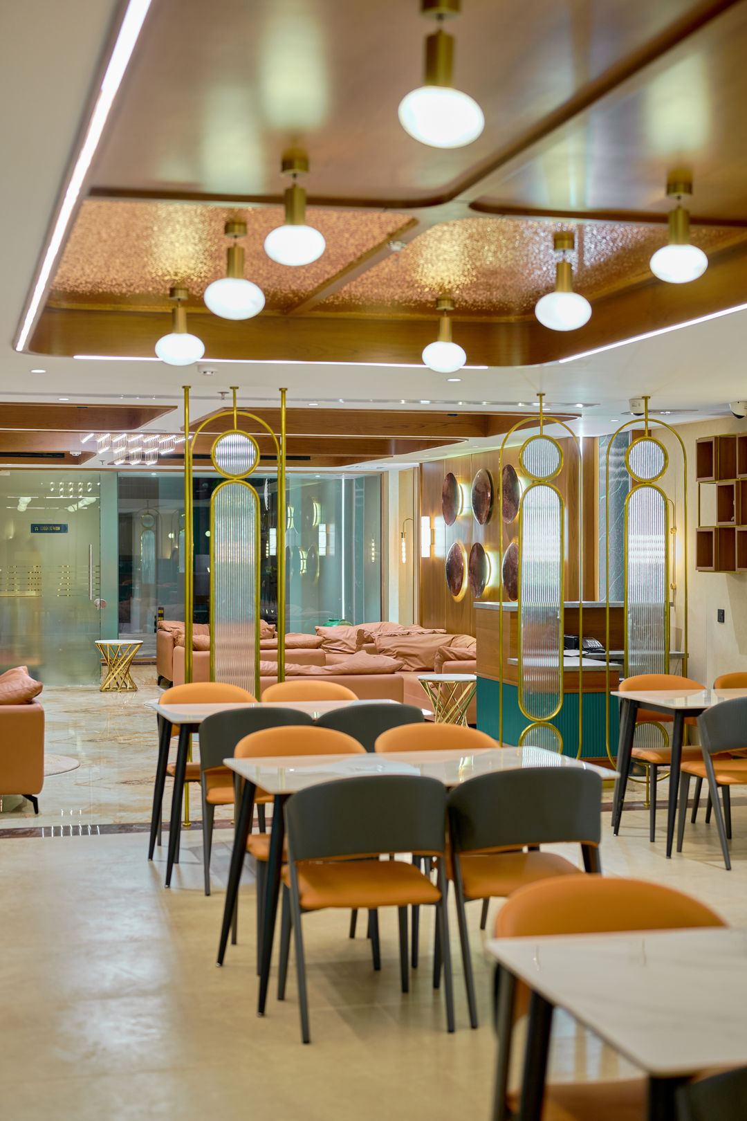 Restaurant dining area at Kowju Airport Hotel